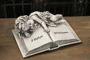 Kniha s ležiacim anjelom 16cm,sivá